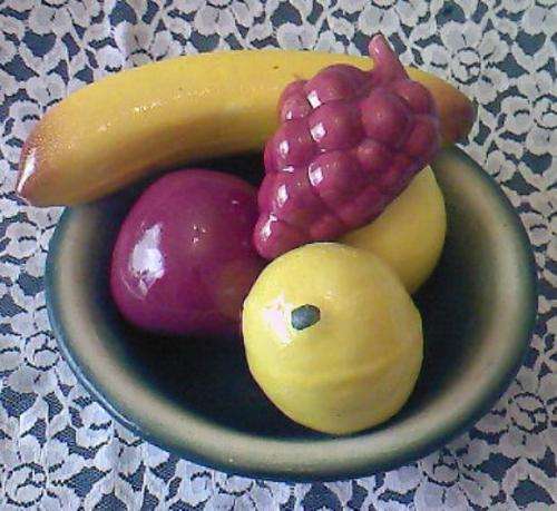 SMALL PORCELAIN BOWL WITH GLOSSY FRUIT