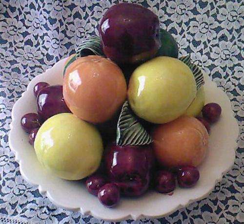 LARGE PORCELAIN BOWL WITH GLOSSY FRUIT
