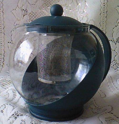 LARGE GLASS TEAPOT COMPLETE WITH SIEVE