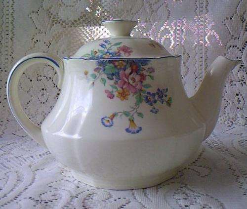 ALFRED MEAKIN ROYAL MARIGOLD 'BELAIR' TEAPOT, c1937