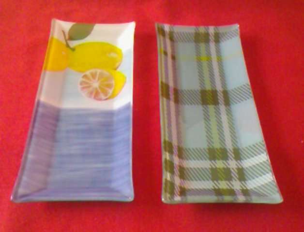 2 COLOURFUL GLASS SANDWICH PLATES