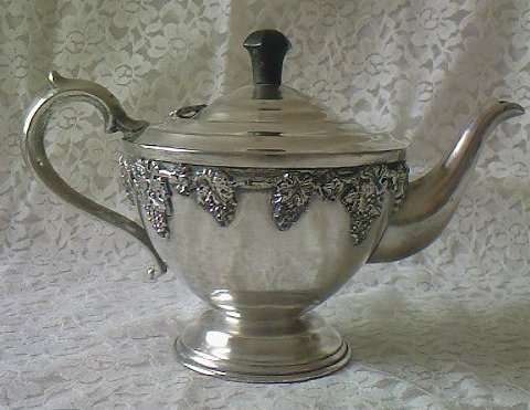 BEAUTIFUL OLD SERANCO SILVER PLATED TEAPOT