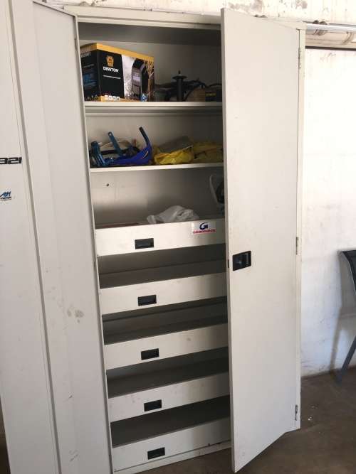 Metal tool cabinet