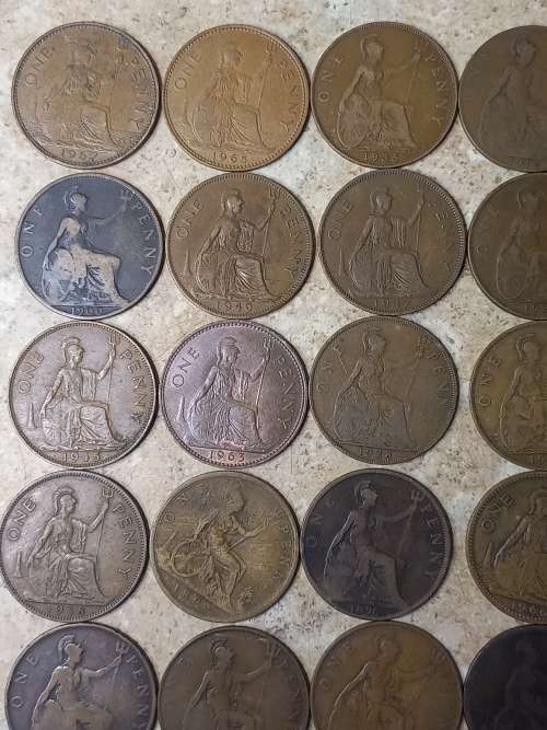25 x UK  Pennies(not one dabble date/oldest coin 1890