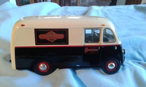 DIECAST model 1:25 INTERNATIONAL KB METRO VAN ADVERTISING BRIGGS AND STRATTON