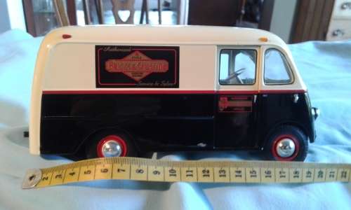 DIECAST model 1:25 INTERNATIONAL KB METRO VAN ADVERTISING BRIGGS AND STRATTON
