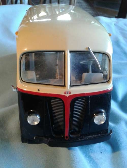 DIECAST model 1:25 INTERNATIONAL KB METRO VAN ADVERTISING BRIGGS AND STRATTON