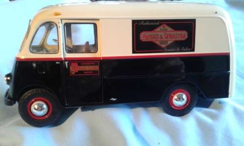 DIECAST model 1:25 INTERNATIONAL KB METRO VAN ADVERTISING BRIGGS AND STRATTON