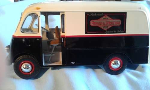 DIECAST model 1:25 INTERNATIONAL KB METRO VAN ADVERTISING BRIGGS AND STRATTON