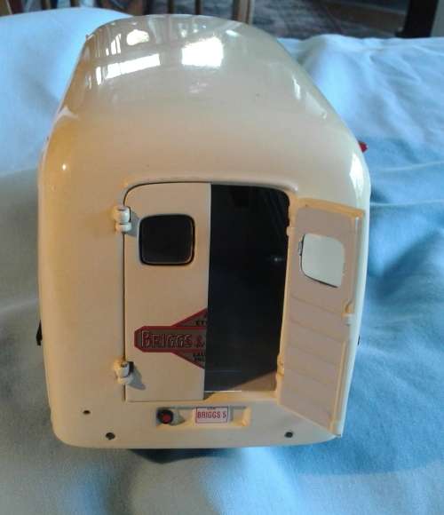DIECAST model 1:25 INTERNATIONAL KB METRO VAN ADVERTISING BRIGGS AND STRATTON