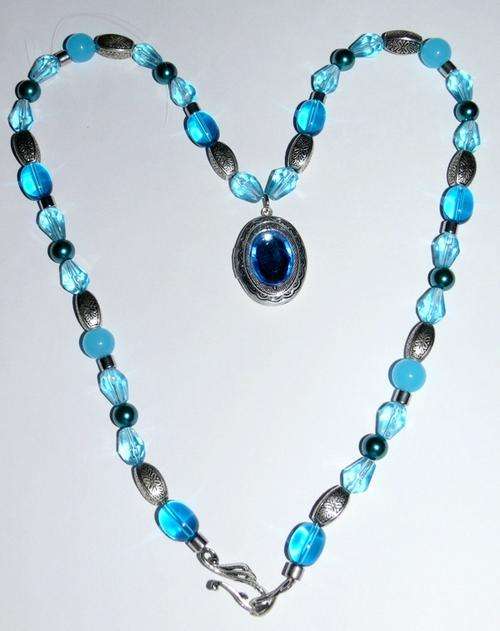 STUNNING BLUE NECKLACE!!!