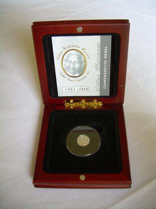 1/10th MANDELA" PLATINUM" COMMEMORATIVE MEDALLION