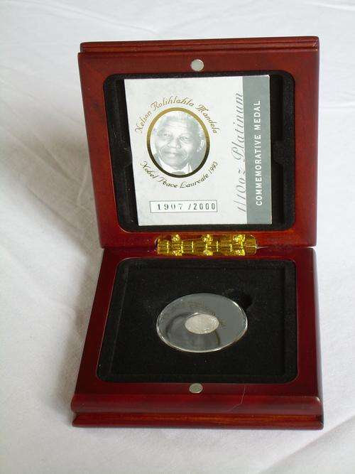 MANDELA COMMEMORATIVE MEDALION 1/10th"PLATINUM"