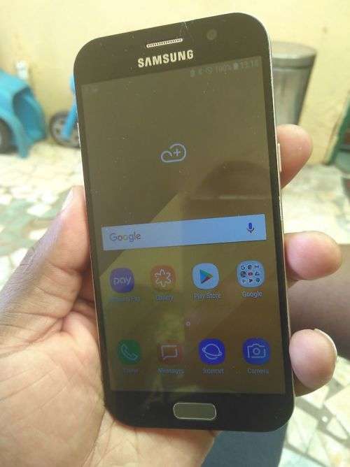 Samsung A5 2017 32GB 3GB RAM ( Lines on the screen)