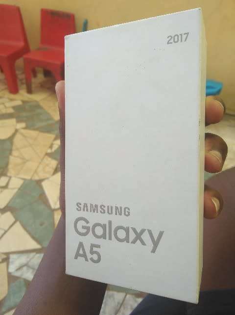 Samsung A5 2017 32GB 3GB RAM ( Lines on the screen)