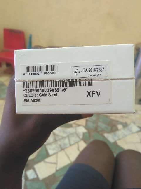 Samsung A5 2017 32GB 3GB RAM ( Lines on the screen)