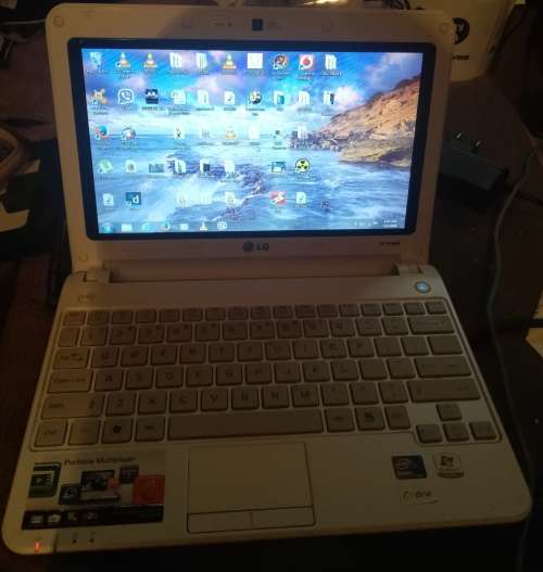 Beautiful LG X140 Laptop, 250gb, 2gb ram, 1.83 Ghz, Windows 7, working condition needs battery