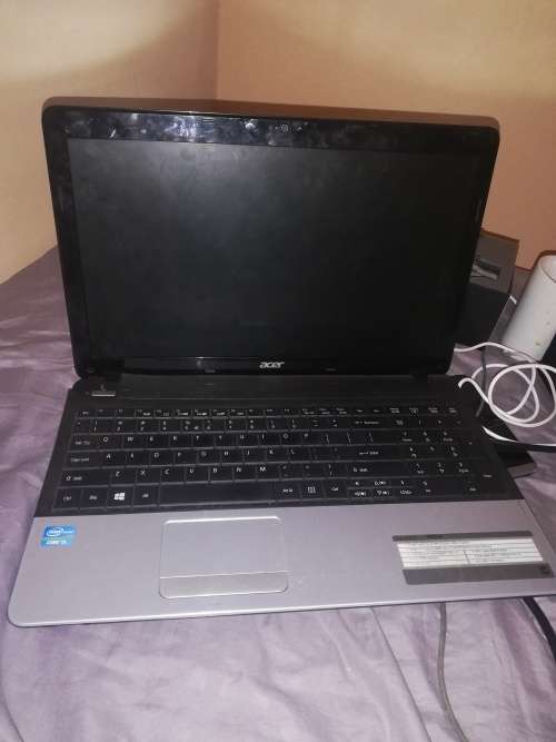 Acer Travel Mate i3, 3rd Gen, 500gb, 4gb, 2.4Ghz, HD Graphics 4000. Damaged left hinge. Easy fix