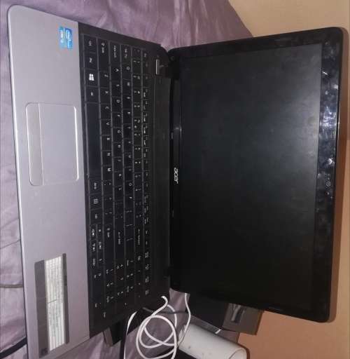 Acer Travel Mate i3, 3rd Gen, 500gb, 4gb, 2.4Ghz, HD Graphics 4000. Damaged left hinge. Easy fix