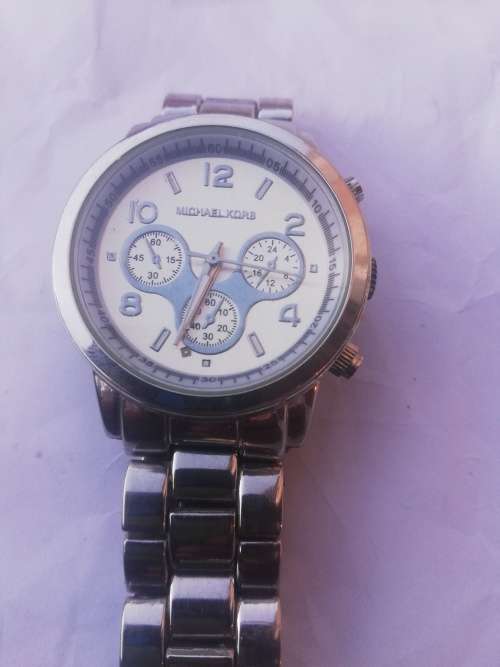 Authentic Michael Kors MK10207B woman watch. Worth R6000