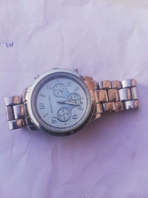 Authentic Michael Kors MK10207B woman watch. Worth R6000