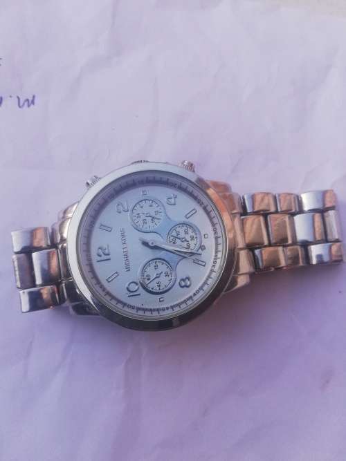 Authentic Michael Kors MK10207B woman watch. Worth R6000