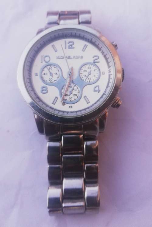 Authentic Michael Kors MK10207B woman watch. Worth R6000
