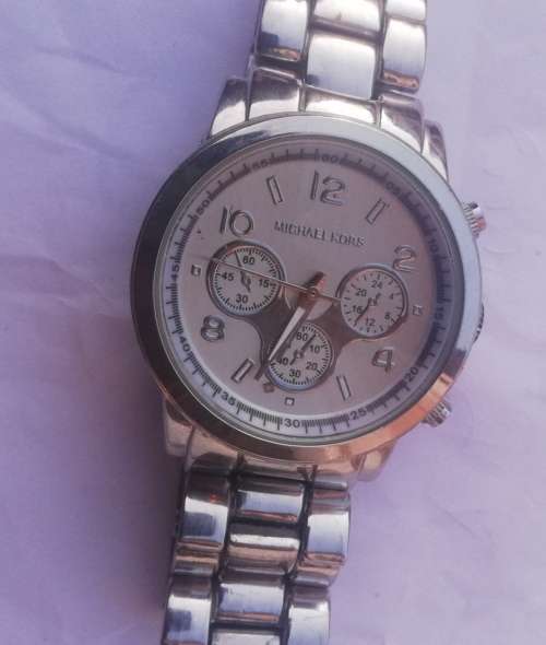 Authentic Michael Kors MK10207B woman watch. Worth R6000