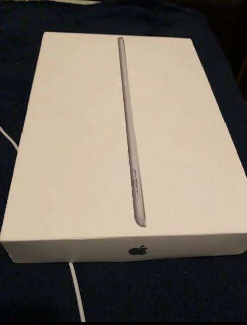 Apple IPad Air 32gb Space Gray cellular & wifi, in 9.8 / 10 condition