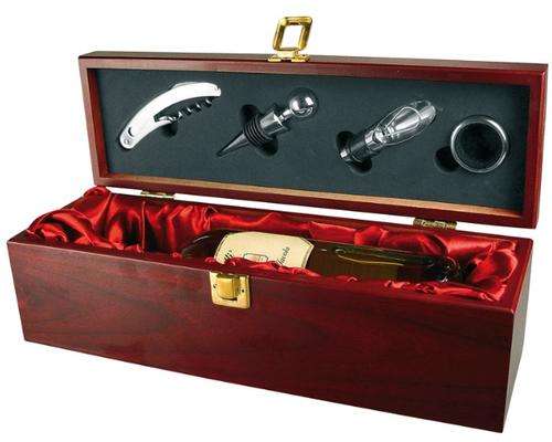 Wine set in wooden gift box