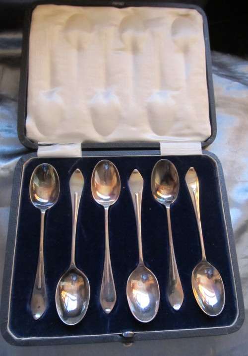 CASED SET OF STERLING SILVER  SPOONS