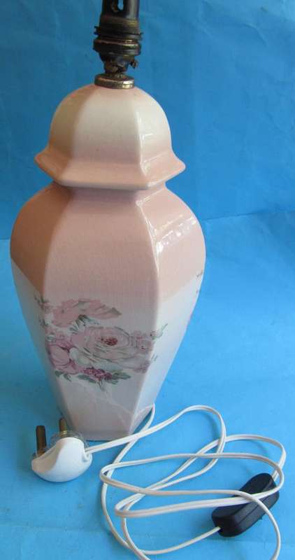VICTORIA ROSE STAFFORDSHIRE  TABLE LAMP