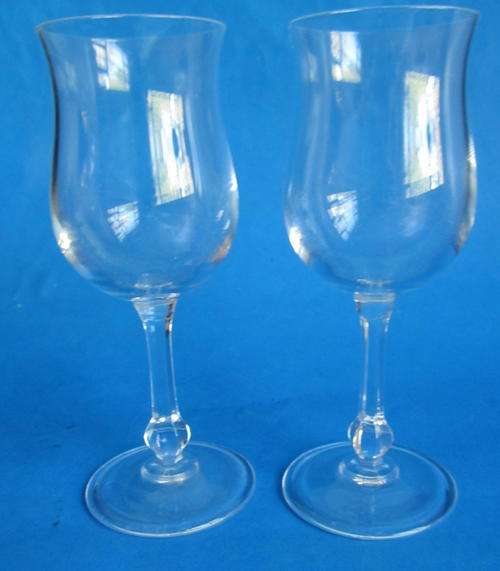PAIR OF CRYSTAL WINE GLASSES