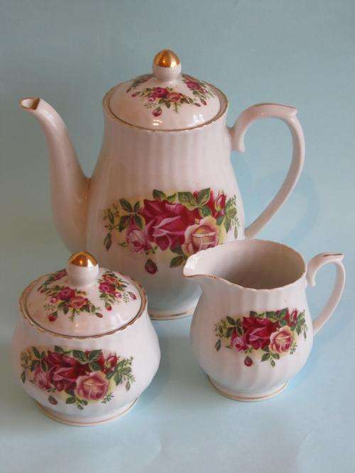 ROYAL CHINA ENGLISH ROSE TEA SET