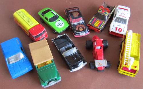 COLLECTION OF COLLECTABLE CARS - CORGI, MATCHBOX & OTHERS