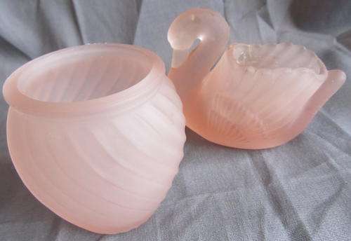CARNIVAL PINK GLASS BOWL & SWAN