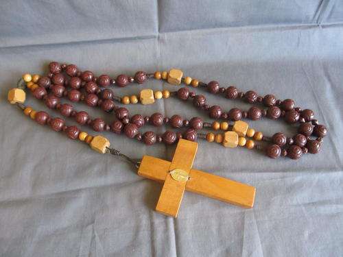 WOODEN BEADED ROSARY NECKLACE