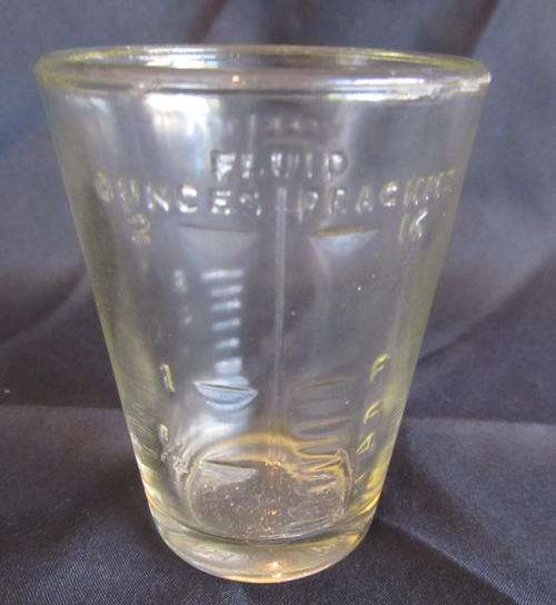 VINTAGE GLASS MEASURING CUP