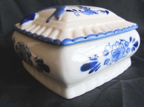 BLUE & WHITE DELFT STYLE TRINKET BOX