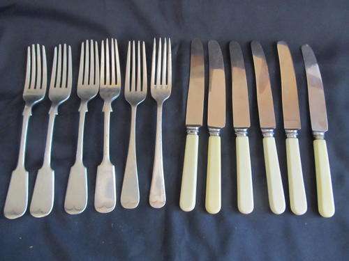 SET OF BAKELITE DINNER KNIVES WITH FORKS