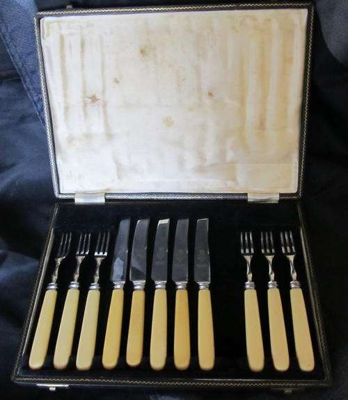 BOXED SET OF BONE HANDLED CUTLERY