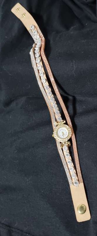 Women`s Luxury Rhinestone Quartz Watch Shiny Fashion Analog PU Leather Wrap Bracelet Wrist Watch