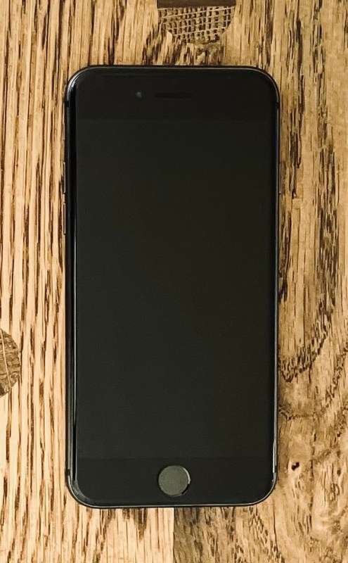 iPhone 8 64GB *COMES WITH ACCESSORIES and ORIGINAL BOX