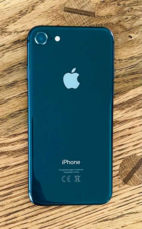 iPhone 8 64GB *COMES WITH ACCESSORIES and ORIGINAL BOX