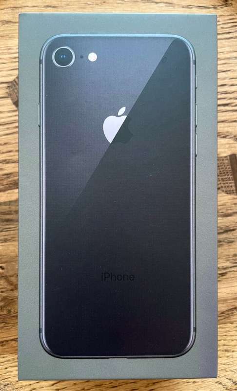 iPhone 8 64GB *COMES WITH ACCESSORIES and ORIGINAL BOX