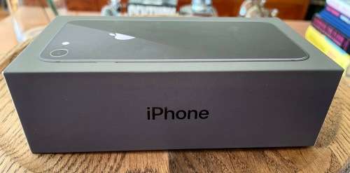 iPhone 8 64GB *COMES WITH ACCESSORIES and ORIGINAL BOX