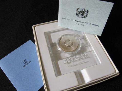 1974 SILVER UN PEACE MEDAL :: RARE