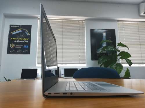 HP ENVY 13-AB000NI I5 7200U, 8GB LPDDR3 SDRAM 256GB M.2 SDD EXCELLENT CONDITION!!!