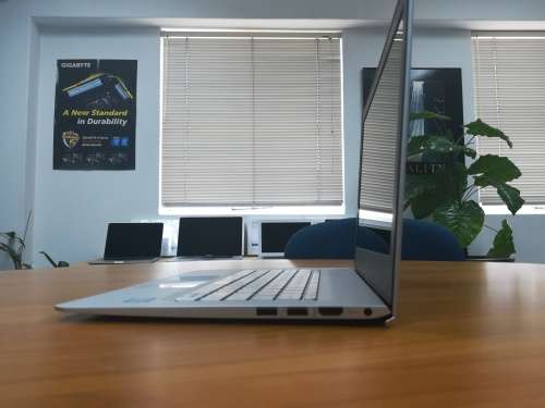 HP ENVY 13-AB000NI I5 7200U, 8GB LPDDR3 SDRAM 256GB M.2 SDD EXCELLENT CONDITION!!!
