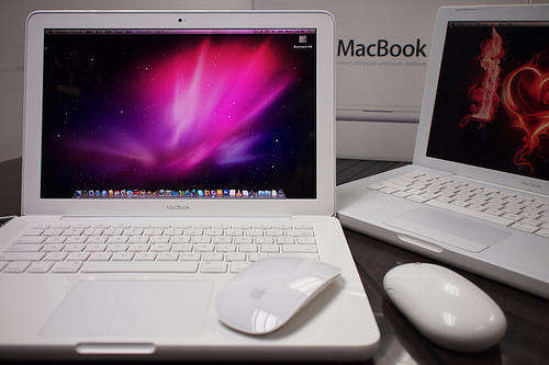 FINAL REDUCTION !!!!!!!! Macbook MC207 13" HARDLY USED! - FREE Apple mouse